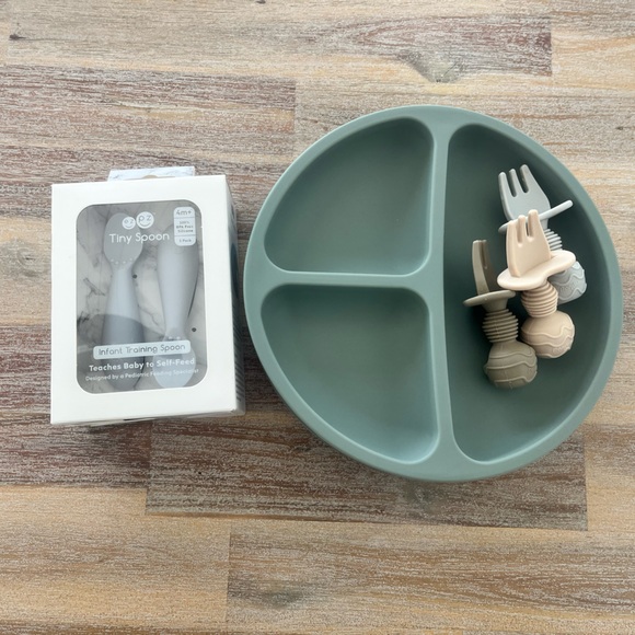 BabyToddler Silicone Suction plates (3), forks (3) and EZPZ silicone spoon - Picture 1 of 7